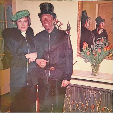 Happy Birthday, Julie Andrews! - SILVESTER IN GSTA AD 
Das Foto entstand an einem Silvester um 1970. Julie Andrews war damals häufig Gast bei uns im Parkhotel Gstaad, in dem ich aufgewachsen bin. Auf dem Bild ist mein Vater, Giancarlo Guizzardi, als Kamin feger verkleidet – zusammen mit Julie Andrews.
