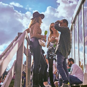 Drei Tage wach – «Ibiza Vibes» auf 1500 Metern Höhe - Bereits am Tag wurde bei sonnigem Wetter die Musik und die Aussicht genossen.