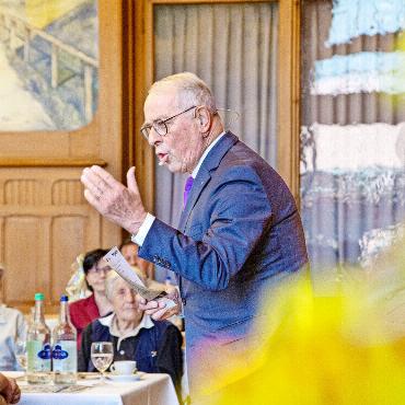 Seniorinnen und Senioren erleben einen Adolf Ogi in Hochform - FOTOS: JOCELYNE PAGE