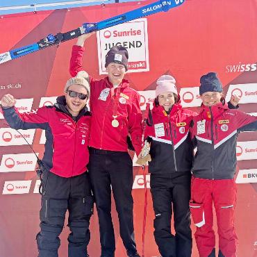 Fynn Brand ist U16-Schweizermeister im Super-G - Feiern den Sieg von Fynn Brand: (vrnl) Noemi Reichenbach, Emma Horn, Fynn Brand und Trainer Jan Perren.    FOTOS: ZVG