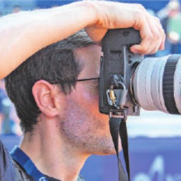 Einsatz, Ehrgeiz, Emotionen: EFG Swiss Open Gstaad 2022 - Konzentration bei diesem Fotografen: Die schnellen Ballwechsel erfordern Präzision.