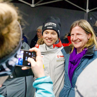 Überraschungsempfang für Dania Allenbach - Ein Erinnerungsfoto mit Dania Allenbach, Siegerin der Europacup-Gesamtwertung im Riesenslalom.