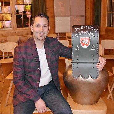 Dorforganisation Saanen: neues Co-Präsidium - Niclas Baumer mit seinem «gewichtigen» Abschiedsgeschenk.
