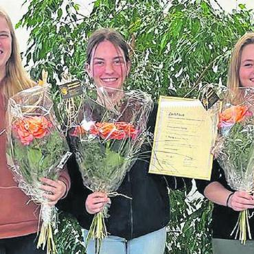 SwissSkills im Detailhandel an der Wirtschaftsschule Thun, Standort Gstaad - Die Gewinnerin der SwissSkills-Klassenausscheidung, Loreta Luma, umrahmt von Sarah Lörtscher (links) und Fabienne Blatti (rechts). FOTO: ZVG