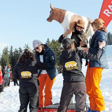 Erfolge für das Saanenland am Bernischen Skilehrertreffen - Belinda Schwenter (links) und Julie Trummer (rechts) auf dem Podest der Kategorie Women 1.