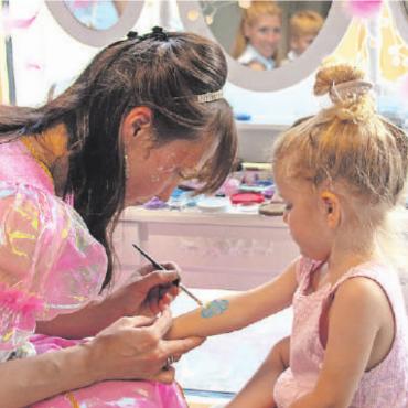 Sommerfest und Tag der offenen Tür der «Station» in Saanen - Die gute Fee beglückte die Kinder mit schönen Paintings.