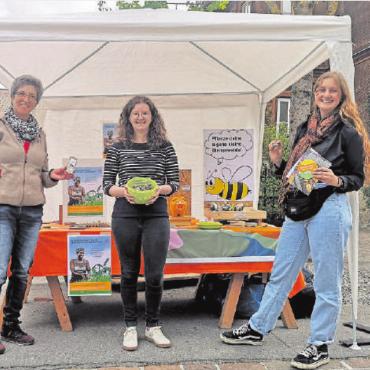 Klima zwischen Luftballons und Zuckerwatte - Von links: Esther Liebi, Arbeitsgruppe Fair Trade Town Zweisimmen, mit Sonja Rubi und Mirta Grundisch, Klimagruppe Simmental. FOTO: ZVG
