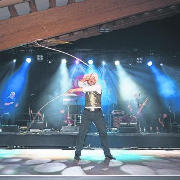 Country Music at its best - Das Lasso gehört zur Ausrüstung des Cowboys wie der Hut, die Jeans sowie die Stiefel und wird auch oft hoch zu Pferd geworfen. Im Saanenland wird es selten angetroffen, weil es hier viel mehr Zäune hat als im Wilden Westen.