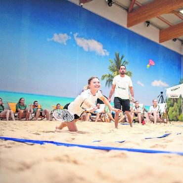 Spass im Gstaader Sand und ein Wettkampf unter Freunden - Am kommenden Wochenende finden im Sportzentrum Gstaad die AirBadminton-Schweizermeisterschaften statt. FOTO: THOMAS HEINIGER
