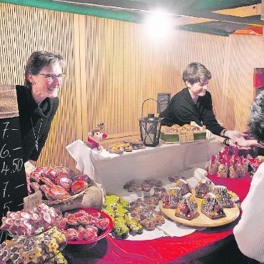 Wie kommt der Regenbogenfisch auf die Laterne? - Am Lebkuchen- und Früchtebrotstand.