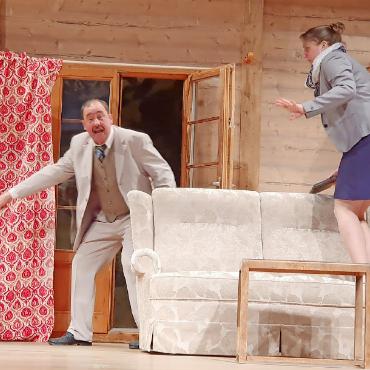 Jodlerklub «Bärgfriede» Gstaad: Konzert und Theater - Szene aus der Komödie «Ruedi for President». FOTO: ZVG