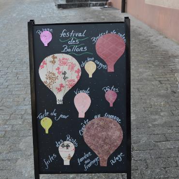 Heissluftballons gegen den Wind