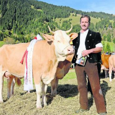 «Die Spitalfrage war sicher eines der komplexesten und emotionalsten Dossiers» - Toni von Grünigen nahm als Meisterlandwirt stets bei den Schauen teil, hier 2011 an der Jubiläumsschau der Viehzuchtgenossenschaft Turbach, die 75 Jahre feierte. Mit seiner Edelweiss gewann der den Titel «Miss Schöneuter». ARCHIVFOTO: ANITA MOSER