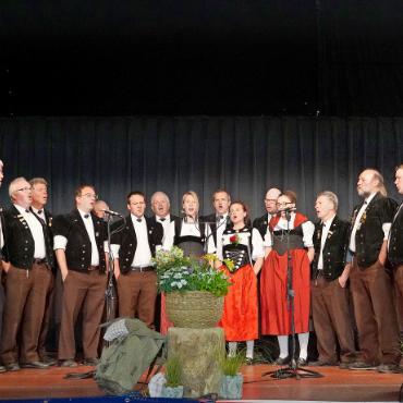 «Weisch, wie wohl dass i de Bärge eim cha sin?» - Der Jodlerklub «Gruss vom Wasserngrat» sang unter der Leitung von Simon Hefti «Bärglerfründe» von Adolf Stähli und den «Bärgfrüehlig-Jutz» von Hans Hefti.