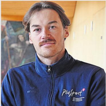 Barrieren sichtbar machen - Bastien Murith ist 1995 in Bulle im Kanton Freiburg geboren. Sport prägte sein Leben von klein auf – zunächst im Ski Alpin, später als vielversprechendes Talent im Skicross. Nach seiner Matura an der Sportschule Brig stand er 2018 kurz vor dem Einstieg in die Weltspitze, als ein Badeunfall im Lac de Géronde alles veränderte. «An einer Stelle, an der ich schon x-mal einen Köpfler gemacht hatte, passierte der Unfall.» Er verletzte sich schwer an der Halswirbelsäule und ist seither brustabwärts gelähmt.
Von da an musste er elementare Dinge wie Zähneputzen, Duschen oder Anziehen von Grund auf neu lernen: «Meinen Körper musste ich neu kennenlernen.»
Da für ihn Unabhängigkeit ausgesprochen wichtig ist, möchte er möglichst selbstständig sein. Dazu gehören eine eigene Wohnung und ein Job. Er arbeitete zunächst bei Swiss-Ski in Bern im Ausbildungsmanagement.
Inzwischen fokussiert er sich wieder voll und ganz auf den Sport. Sein Ziel ist es, als Paraschwimmer an den Paralympics 2028 in Los Angeles teilzunehmen.
JSC