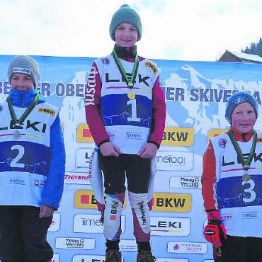 Verspäteter aber erfolgreicher Saisonauftakt in Saanen - Knaben KU12, 1. Rennen: v.l.n.r.: 2. Demian Küng, Team Diemtigtal; 1. Quinn Baumann, Saanen; 3. Matthias Reichenbach, Lauenen.