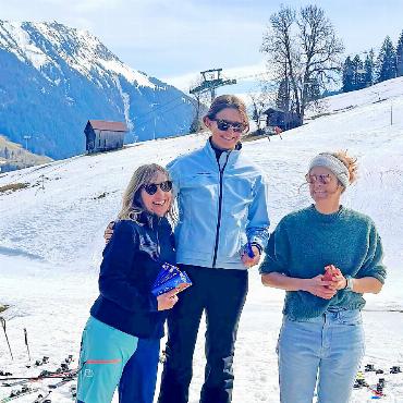 Stephanie Hauswirth und Andreas Fend sind Clubmeister 2025 - Die drei schnellsten Damen des Tages: v.l. Arlette von Grünigen, Clubmeisterin Stephanie Hauswirth und Christiane Zingre. FOTOS: ZVG