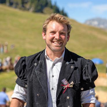 Gobeli Patrick mit Durchmarsch - OK-Präsident Andy Mösching.