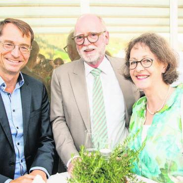 Ein Glas auf das 67. Mal Gstaad Menuhin Festival & Academy - (Von links) Christoph Müller, Artistic Director Gstaad Menuhin Festival & Academy, und Hansueli Glarner, Leiter Amt für Kultur Kanton Bern mit Frau Maria.