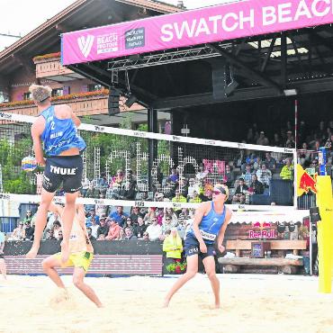 Swatch Beach Pro Gstaad: Gold geht an die US-Damen Nuss/Kloth und an die Herren Åhman/Hellvig aus Schweden - Die Schweden flogen hoch und fanden immer wieder die Lücke am brasilianischen Team vorbei: Jonatan Hellvig schlug den Ball von ganz weit oben, nachdem David Åhman fantastisch zugestellt hatte.