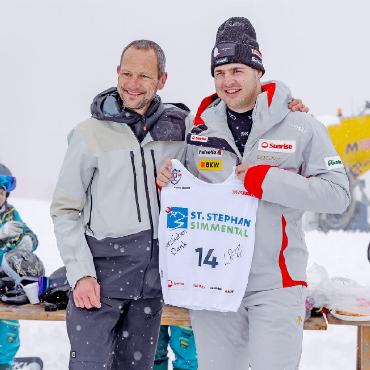 Lars Rösti bleibt unschlagbar: Heimspiel vor Nachwuchs und Fans - Lars Rösti mitPatrick Aegerter,Gemeindepräsident
von St. Stephan.