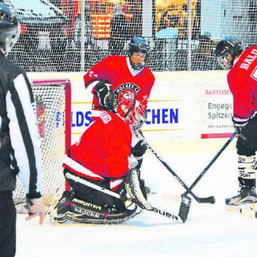 Keiner zu alt, um Eishockey zu spielen - Der Gstaad-Keeper hatte gegen das Team der Oldies Uni Bern alle Hände voll zu tun.