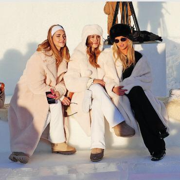 Wenn Gstaad zur Bühne internationaler Marken wird - Auch Chiara Ferragni (links) war bei der Fashion Show in Gstaad. Sie ist das Gesicht der Guess-Frühjahrs-/Sommerkampagne 2026. Auf Instagram folgen ihr 28 Millionen Fans.