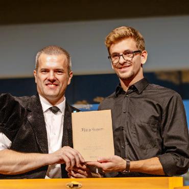 18 Jodellieder und «Naturjütz»: Simon Hefti feiert mit Musikfreunden CD-Taufe - Simon Hefti und Elio von Grünigen (rechts) zeigen stolz das Büchlein zur CD.