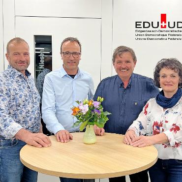 EDU Oberland feiert Wahlerfolg - Von links: Nationalrat Andreas Gafner, die Grossräte Willy Schranz und Dominik Blatti sowie EDU-Oberland-Präsidentin Franziska von Siebenthal.    FOTO: ZVG