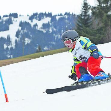 Céline Reichenbach und Benjamin Schenk sind Lauener Skiclubmeister 2024 - Benjamin Annen auf seiner Siegesfahrt beim Mini-JO-Cup (Knaben Jahrgang 2017)