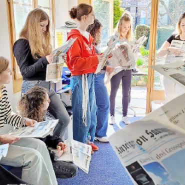 Gymnasiumsschüler:innen beschäftigen sich mit Journalismus