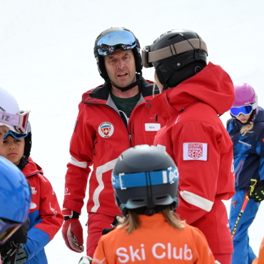 Mehr als nur eine Skischule – eine Bewegung für das Saanenland - Björn Brand während eines JO-Saanenland-Trainings.