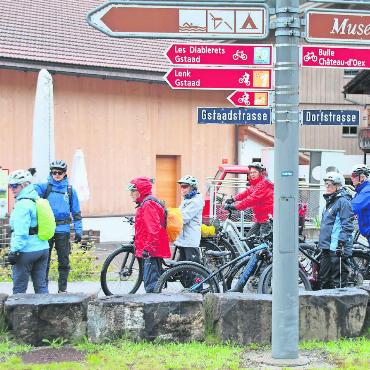 Erster E-Bike-Kurs für wetterfeste Seniorinnen und Senioren - Bevor im «richtigen» Kreisel gefahren wird, gibt es weitere Instruktionen.