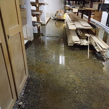 Entspannung der prekären Hochwasserlage - In der Bau- und Möbelschreinerei Ludi AG in Grund drang das Wasser in den Keller und brachte auch ein bisschen Kies mit. FOTO:SCHREINEREI LUDI