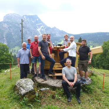 Fondueland Gstaad eröffnet weiteren Outdoorgenussplatz - Am Mittwoch wurde das XXL-Fonduecaquelon in Lauenen eröffnet: Michi Ming, Präsident der Dorforganisation Lauenen, durschneidet das Band.   (Foto: GST)