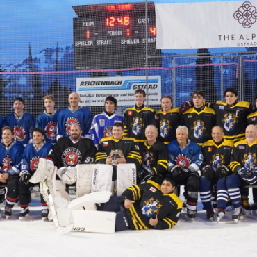 Le Rosey vs. Gstaad: 13 Jahre Kampf um die Kuhglocken - Die Schiedsrichter Marco Romang und Ruedi Kunz leiteten die Partie, in der beide Teams mit grossem Einsatz um jeden Puck kämpften. Trotz einer beeindruckender Aufholjagd des Gstaader Mixed-Team (Gymnasiast:innen, Nachwuchsspieler:innen und Senioren des HC Gstaad-Saanenland) im letzen Drittel, behielt die Mannschaft des Instituts Le Rosey (Mixed-Team aus Studenten, Lehrern, Freunden und Ehemaligen) die Nerven und sicherte sich den knappen 8:7 Sieg.(Fotos: Paula Mittag)