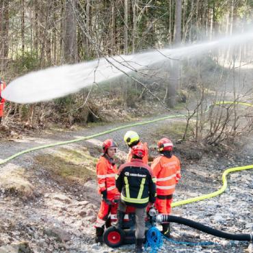 Gsteiger Feuerwehr wird modernisiert - Der rote Schwimmer braucht keine grosse Wassertiefe, um das Wasser anzusaugen.