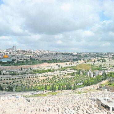 Gegensätzliches Israel - Blick vom Ölberg zum Felsendom und den modernen Gebäuden Jerusalems.