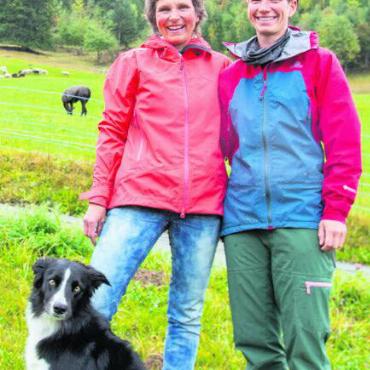 Obacht: Benji und Ari wachen über ihre Herde - Sarah Jungen (links) und Alexandra Kropf mit Sky. FOTO: JOCELYNE PAGE