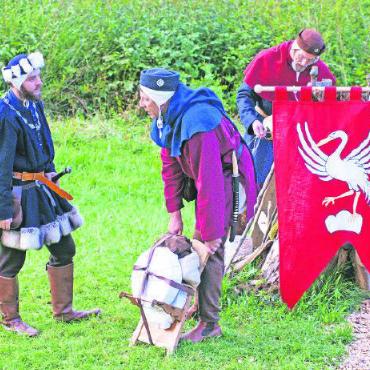 «Wo Männer schwanken, müssen Frauen handeln!» - Der Castellan (Theo Reichenbach) im Gespräch mit Ruof Kohli (Peter Beetschen). Hinter dem Banner Ruof Würsten (Dominik Westemeier).