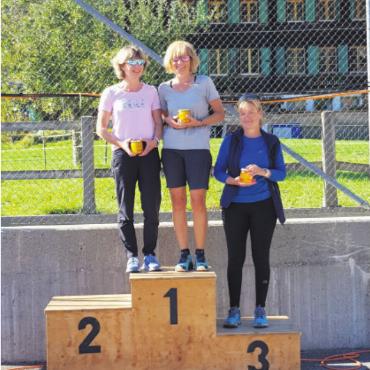 Bergläufe – die Herausforderung für alpinbegeisterte Läufer - Podest Walkerinnen: 1. Rang Sidonia Marti und Carole Reuteler; 3. Rang Christine Tillet. FOTOS: EUGEN DORNBIERER-HAUSWRITH