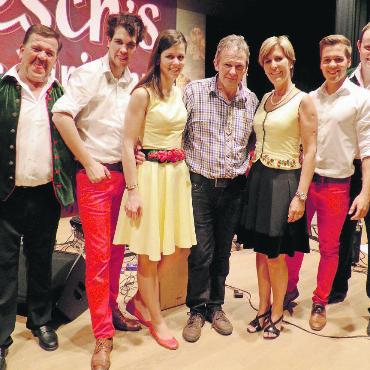 «Schön isches gsy» - Mit «Oesch’s die Dritten» verbindet Arnold Welten mehr als nur die Liebe zur volkstümlichen Musik. Er hat seinerzeit bei Hans Oesch, dem Grossvater von Melanie Oesch, Schwyzerörgeli spielen gelernt. Die beliebte Familienformation aus Oberlangenegg trat bisher zwölfmal im Saanenland auf und zieht Fans aus nah und fern an.