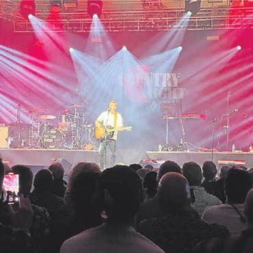 Kunst kommt von Können - Bastian Baker im Scheinwerferlicht. FOTO: ANDREAS ZBÄREN