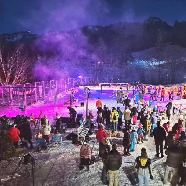 Fröhliches Gewusel auf dem Eis - Unter mehrfarbigen Discolichtern und lauter Musik, fahren alle glücklich Schlittschuh.   FOTOS: ZVG