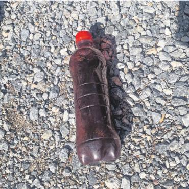 Der Schweisshund – Jagdhund mit Spezialisierung - Das Blut, während der Jagd gesammelt, wird in einer PET-Flasche tiefgefroren. Ein Loch in den Deckel gebohrt, dient sie als perfekter Dispenser bei der Fährtenlegung. FOTO: JENNY STERCHI