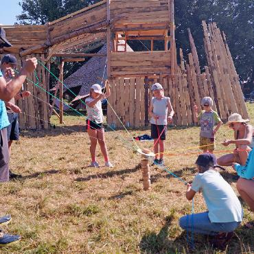 SOLA – Ein Tag besser als der andere - Teambuilding: Bei diesem Teambuildingspiel musste gemeinsam ein Turm gebaut werden.