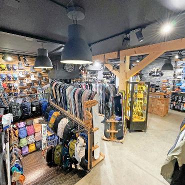 Im Pure lässt man wieder die Hosen runter! - «2 für 1»-Aktion ab sofort im Pure Snowboard
Shop Gstaad.   FOTO: ZVG