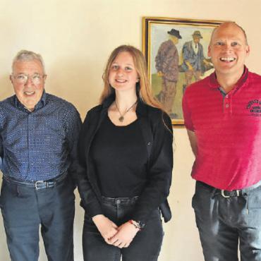 100 Jahre durchgehalten - Die beiden Saaner alt Gemeinderäte Moritz Vonlanthen und Ernst Wampfler, SP- Mitglied Mirta Grundisch, SP-Präsident Martin Hefti und glp-Gemeinderat Hans Peter Schwenter. Er überbrachte die Grüsse der Behörde. FOTO: ANNE-MARIE GÜNTER