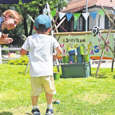 Ein Sommerfest zum «Bären»-Geburtstag - … treffen und Applaus geniessen. Das Dosenwerfen war nicht nur bei den kleinen Gästen sehr beliebt.