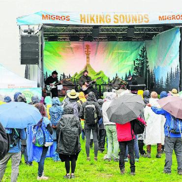 Festivalfeeling trifft auf Wandererlebnis - Die Leute waren vorbereitet, denn sie wussten: Es gibt kein schlechtes Wetter, es gibt nur schlechte Kleidung.